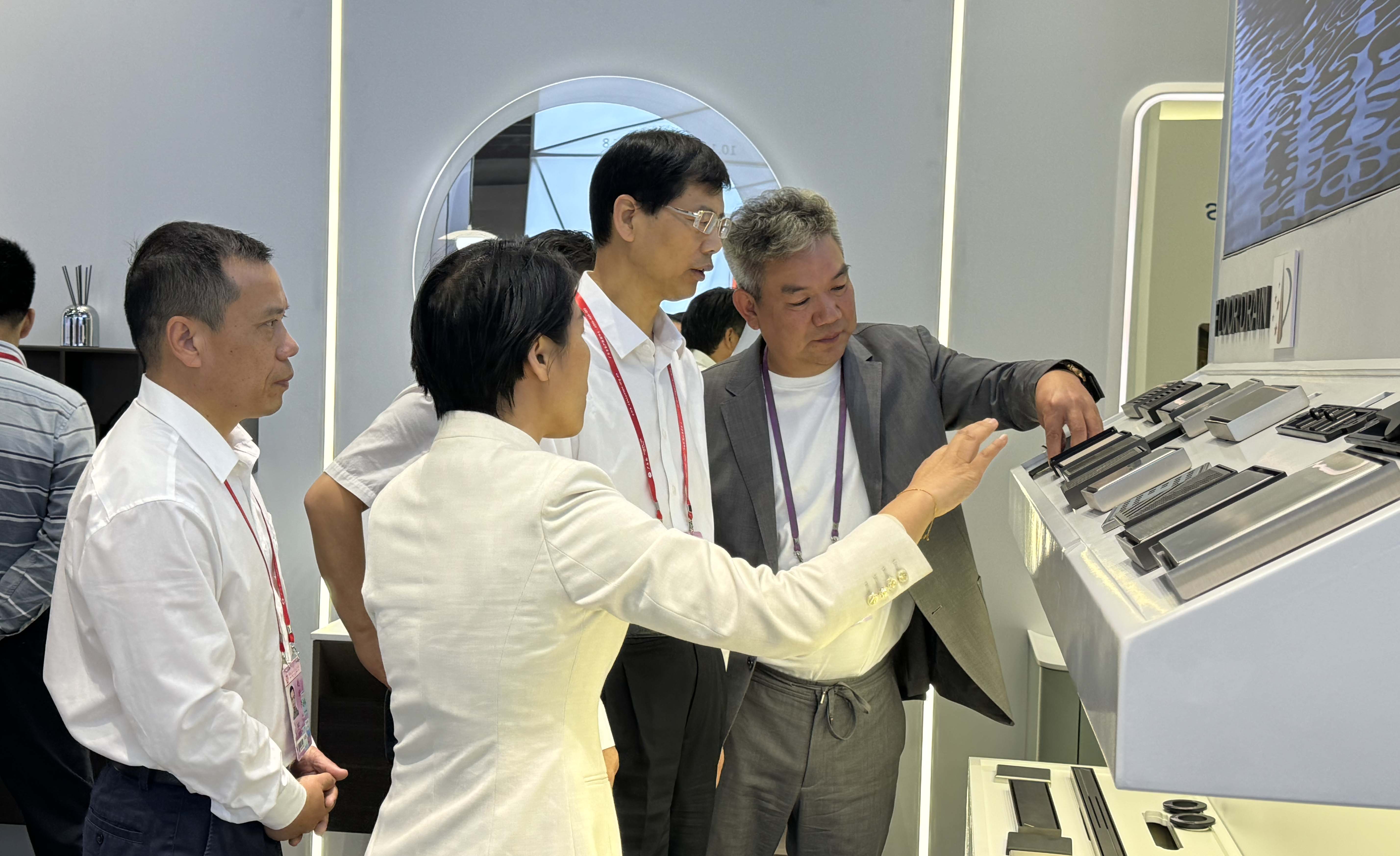 ?省貿(mào)促會(huì)會(huì)長(zhǎng)一行蒞臨 歐路莎衛(wèi)浴實(shí)力亮相第136屆廣交會(huì)