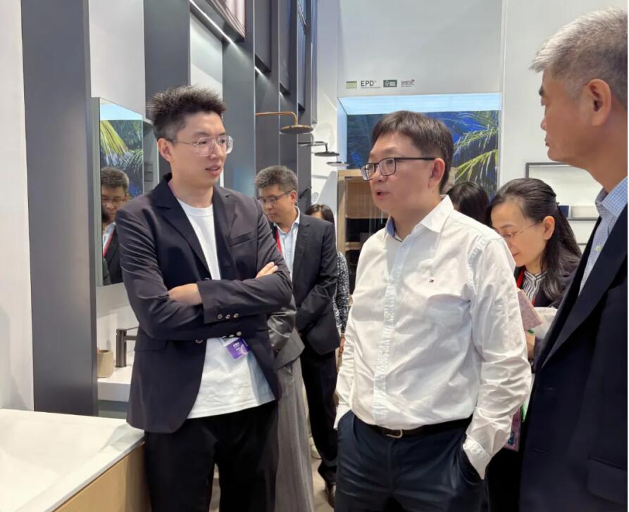 商務(wù)部領(lǐng)導(dǎo)一行蒞臨廣交會(huì)展位 歐路莎衛(wèi)浴獲肯定